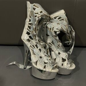 Rhinestone pleaser delights